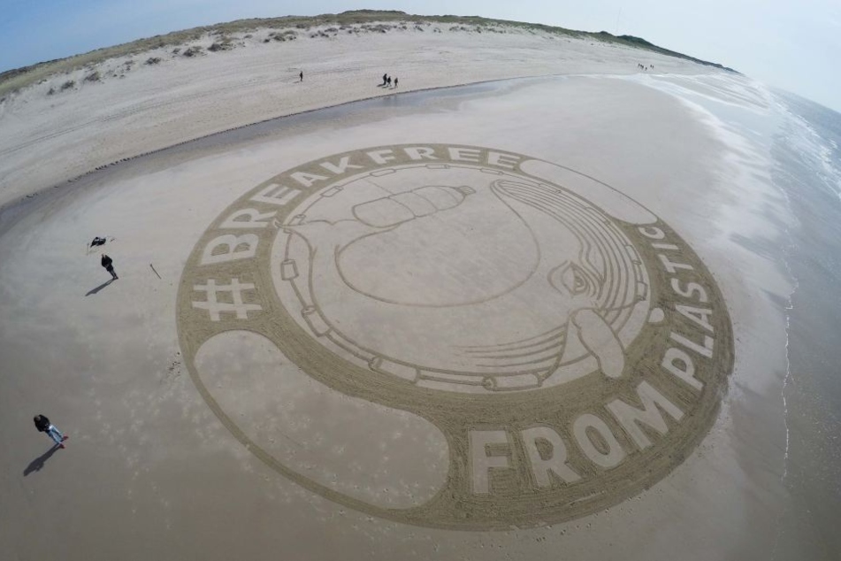 Das Strandgemälde soll auch auf den "Earth Day" aufmerksam machen.