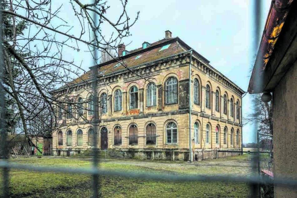 Das Schloss Übigau an der Elbe im gleichnamigen Dresdner Stadtteil steht seit
Jahren leer.