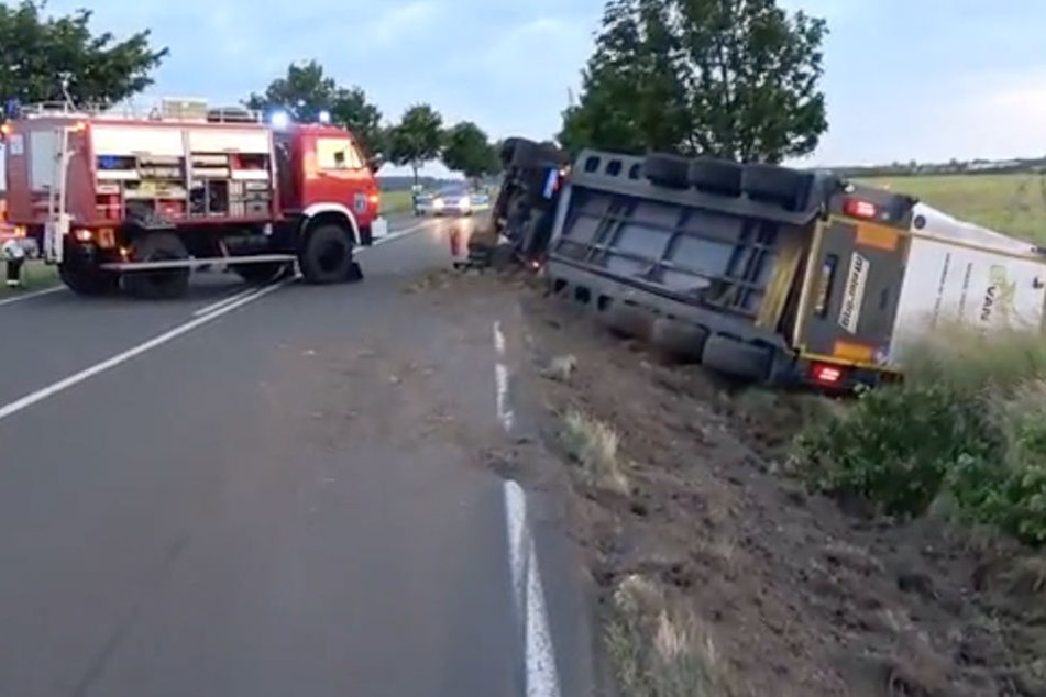 Ein Sattelschlepper liegt im Straßengraben der Bundesstraße 87 bei Doberschütz (Landkreis Nordsachsen).