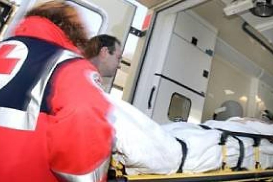 Der 16-jährige Freund des Opfers musste schwer verletzt in ein Krankenhaus gebracht werden. (Symbolbild)