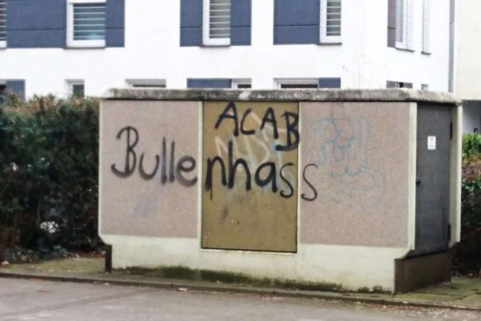 "ACAB" und "Bullenhass" sind die Lieblingsparolen der Polizei-Hasser.
