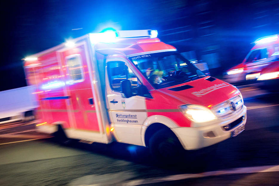 Nicht nur der Verletzte musste im Krankenhaus behandelt werden, auch die Passantin kam mit einem Schock auf die Station. (Symbolbild)
