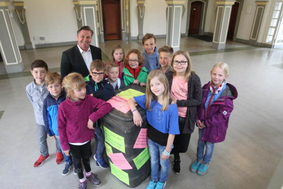 Tim Kähler bekam vom Schülerparlament der Grundschule Elverdissen eine mit Müll gefüllte Tonne geschenkt.