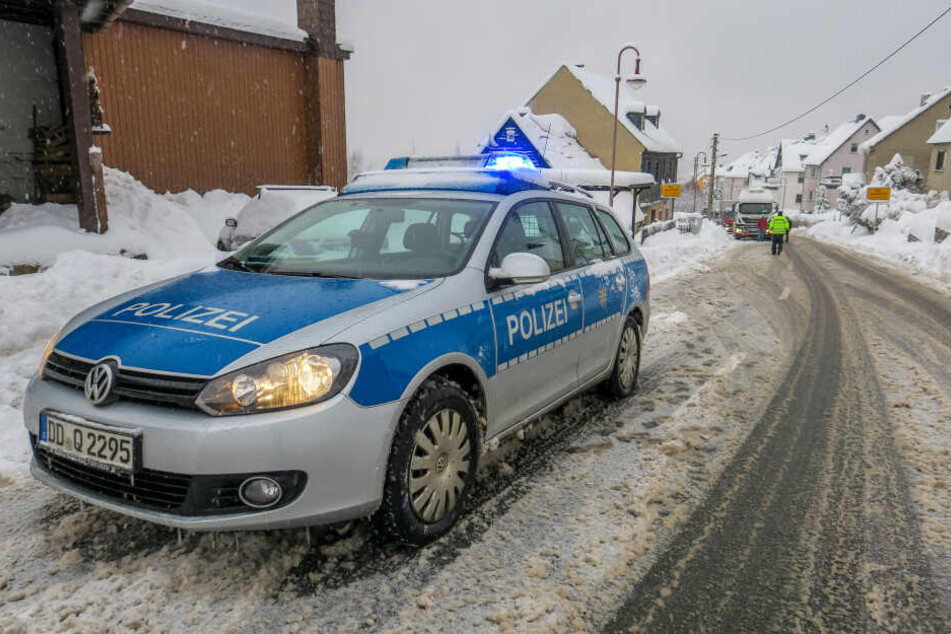 Die S222 war am Freitag zwischen Aue und Bernsbach wegen Schneebruch und festhängender Laster gesperrt.