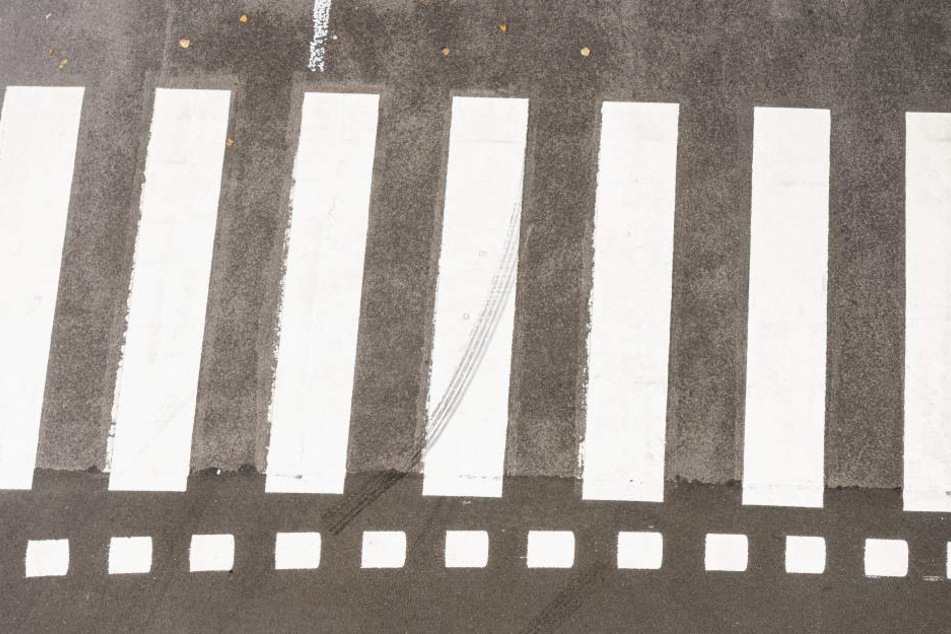 Ein Pärchen küsste sich auf dem Zebrastreifen, dann gab der Autofahrer richtig Gas. (Symbolfoto)
