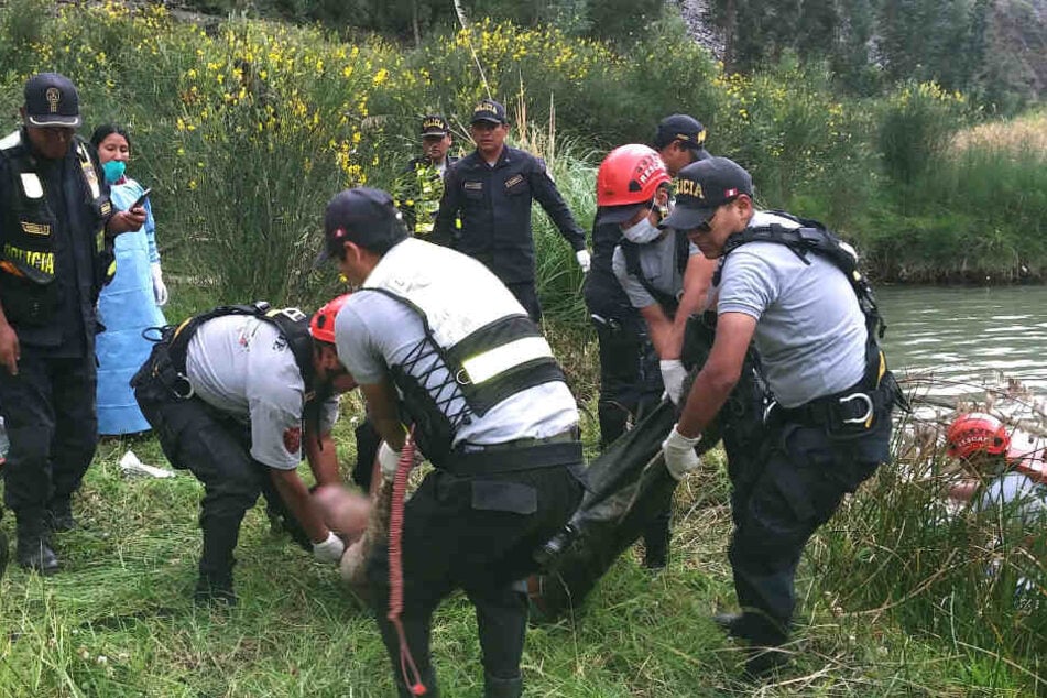 Rettungskräfte bergen in Peru eines der Todesopfer.