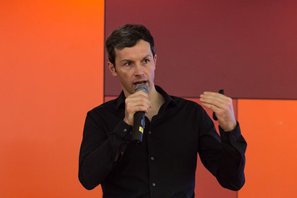 Marc Friedrich spricht bei einer Veranstaltung.