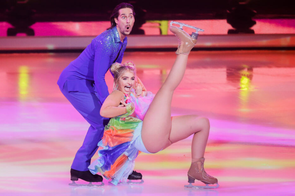 Sarina Nowak und ihr Show-Partner David Vincour, stehen in der ersten Livesendung der SAT.1-Show "Dancing on Ice"