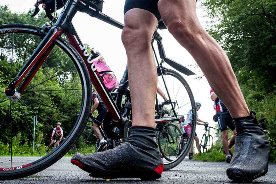 Der Rennradfahrer stieg vom Rad und verpasste dem anderen Fahrer einfach eine Ohrfeige. (Symbolbild)