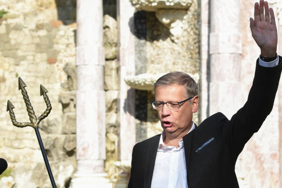 Günther Jauch, Fernsehmoderator und Entertainer, steht bei der Eröffnung der wiederhergestellten Neptungrotte im Park Sanssouci.