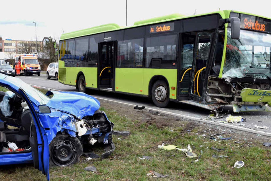 Der Autofahrer war nach ersten Erkenntnissen der Ermittler in den Gegenverkehr geraten und mit dem Schulbus kollidiert.