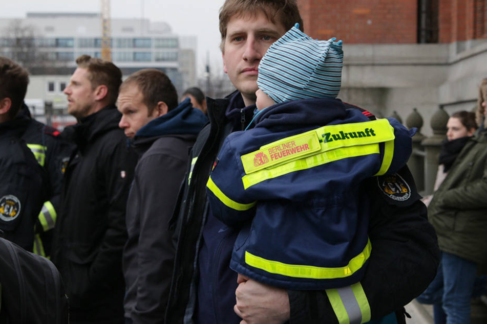 Mehrere Dutzend Feuerwehrmänner versammelten sich vor dem Roten Rathaus.