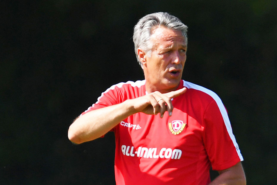 Coach Uwe Neuhaus gibt letzte Anweisungen. Elf Tage bleiben ihm noch, um die restlichen Baustellen zu schließen.