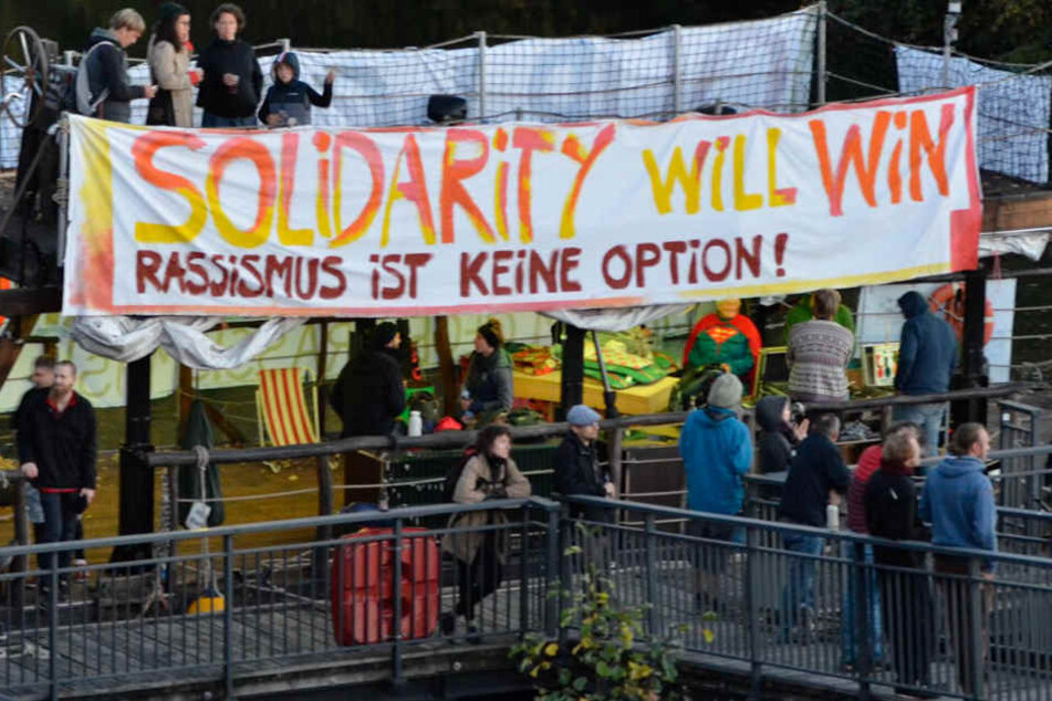 Teilnehmer demonstrieren auf einem Floß in der Nähe des Privathauses der AfD-Bezirkschefin.