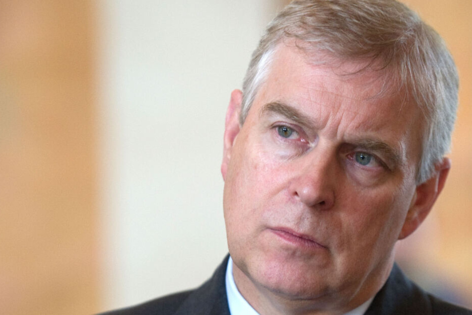 Prinz Andrew selbst teilte die Info am Mittwochabend mit.