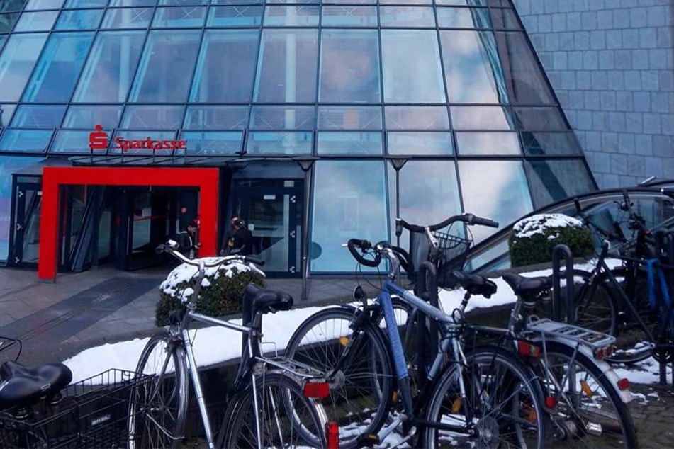 In dieser Kölner Sparkasse in der Hahnenstraße scheiterte der Zwickauer Betrüger am Dialekt.