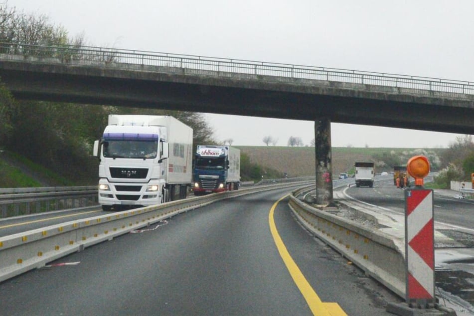 Von einer Brücke stürzte sich der junge Mann auf die Autobahn. (Symbolbild)
