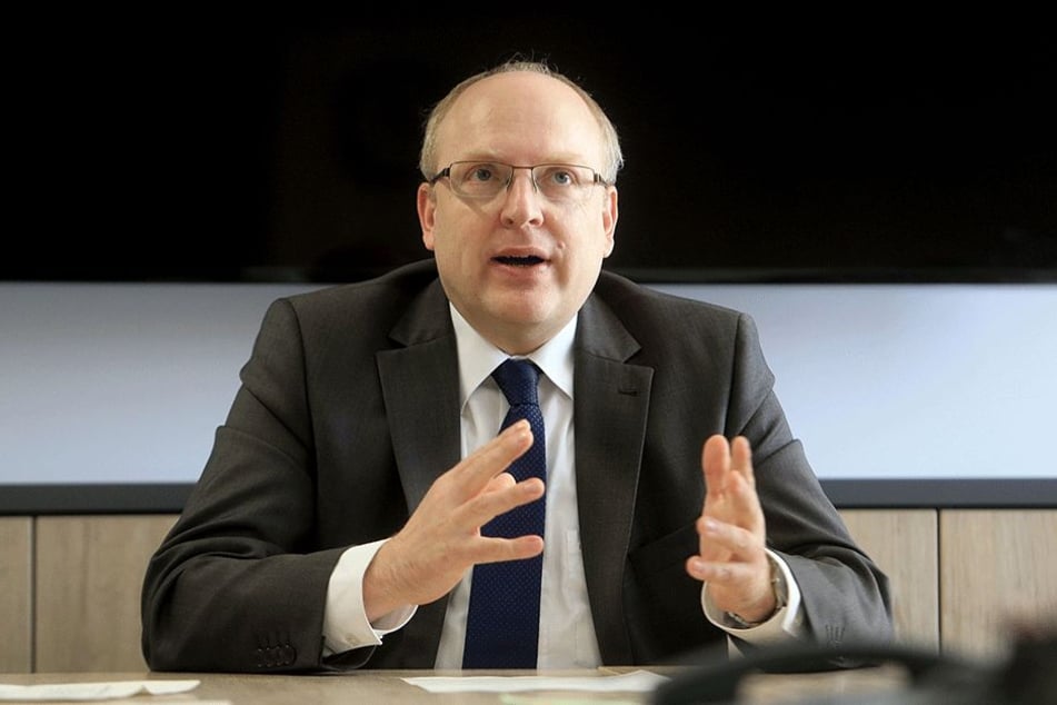 Bürgermeister Sven Schulze (44, SPD) will für 2,4 Millionen neun Schulcontainer aufstellen.