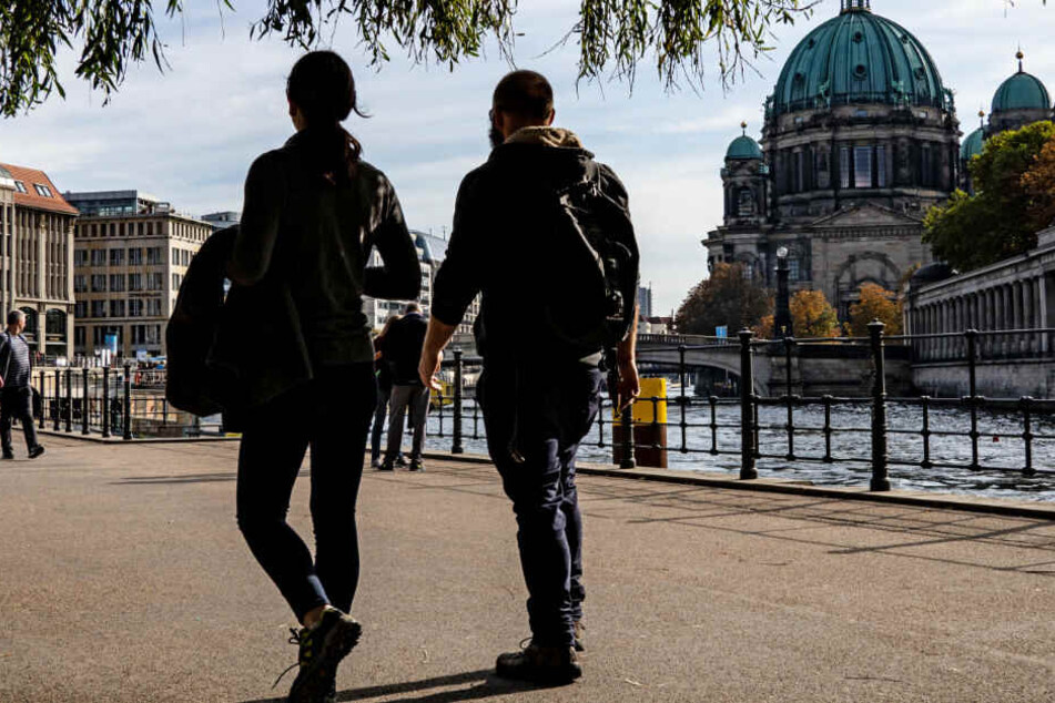 Berliner genießen das sonnige Wetter an der Spree.
