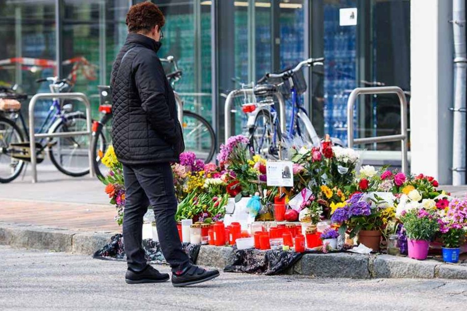 Blumen, Kerzen und Briefe liegen am an der Stelle vor einem Supermarkt, an der die Frau aus Afghanistan im Beisein ihrer Kinder erstochen wurde.