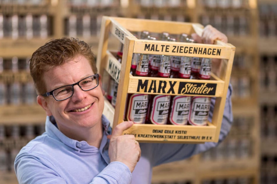 Rene Schwabe (45) präsentiert das neue Marx-Bier: Himbeer-Radler.