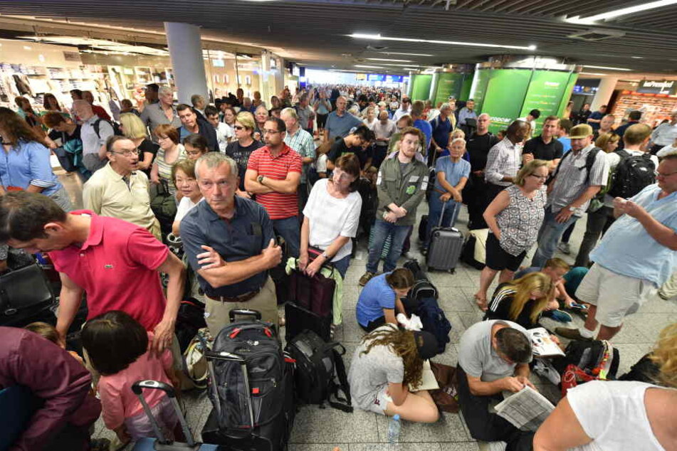Bereits jetzt warnt der Flughafen-Betreiber vor den möglichen Folgen des Streiks (Symbolbild).