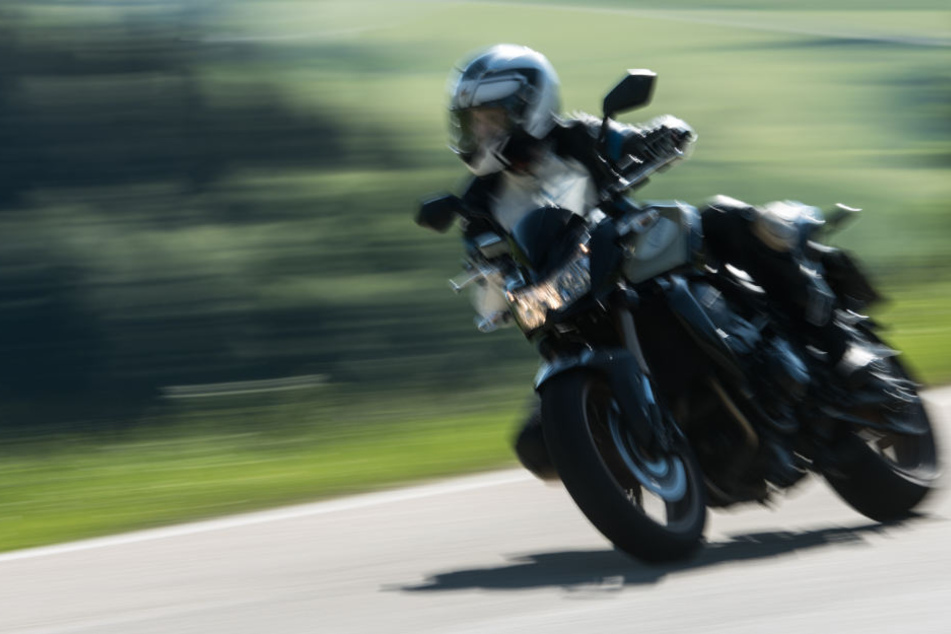 Der Mann wollte zwei andere Maschinen überholen als es zu dem Unfall kam. (Symbolbild)