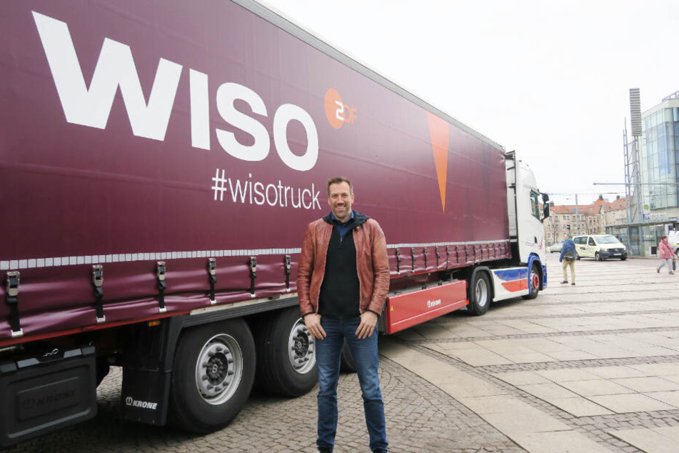 "WISO"-Moderator Marcus Niehaven (45) vor einem der Trucks auf dem Leipziger Augustusplatz.