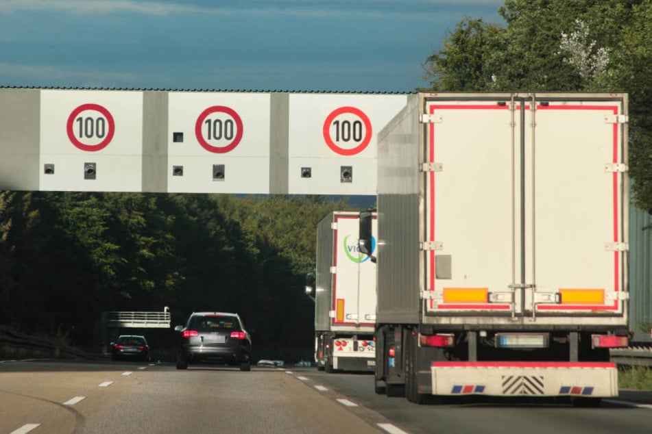 Lkw steht auf Autobahn. (Symbolfoto)