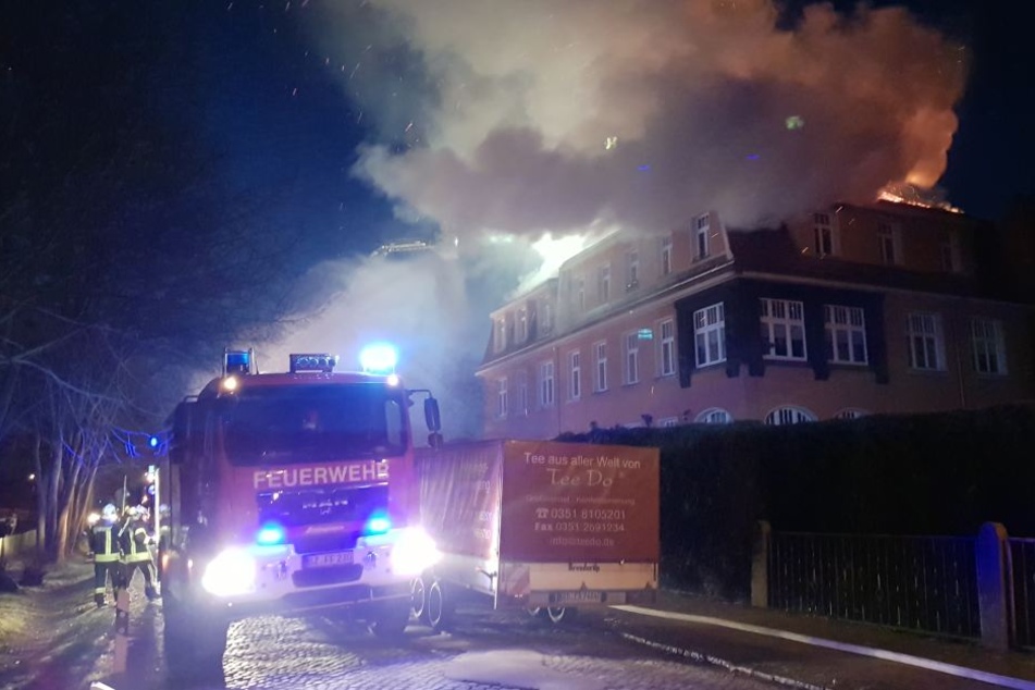 Ein Mehrfamilienhaus in Arnsdorf ging am Freitagabend in Flammen auf.