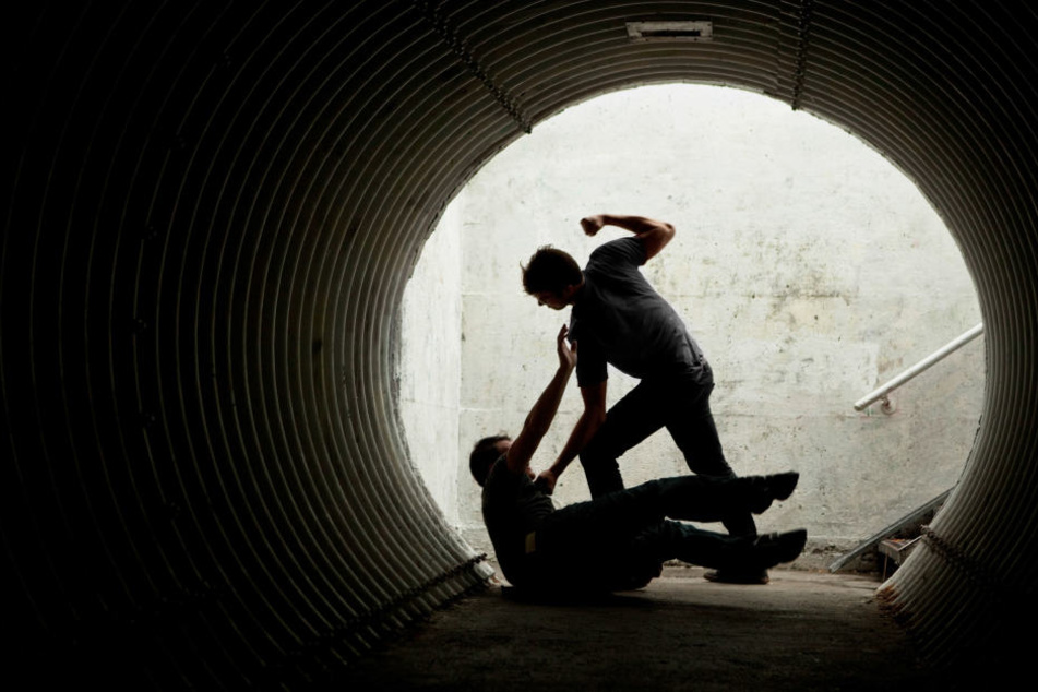 Der oder die Täter schlugen und traten auf den wehrlosen Mann ein. (Symbolbild)