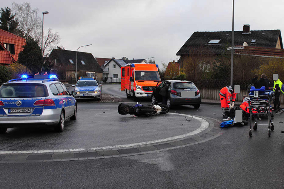 Der Peugeot übersah den Roller beim Einfahren. Fahrerin schwer verletzt.