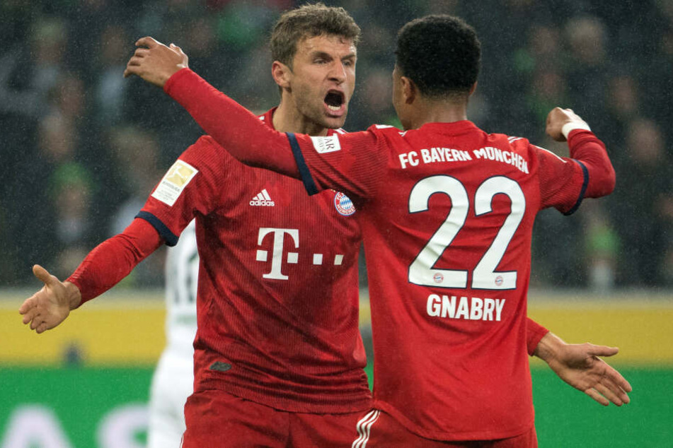 Thomas Müller und Serge Gnabry beim Auswärtsspiel in Gladbach.