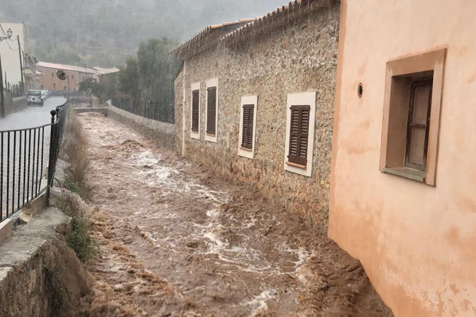 Blick auf den durch Unwetter und Regenfälle angeschwollenen Bach Sa Mosquera, der durch Selva auf Mallorca fließt.