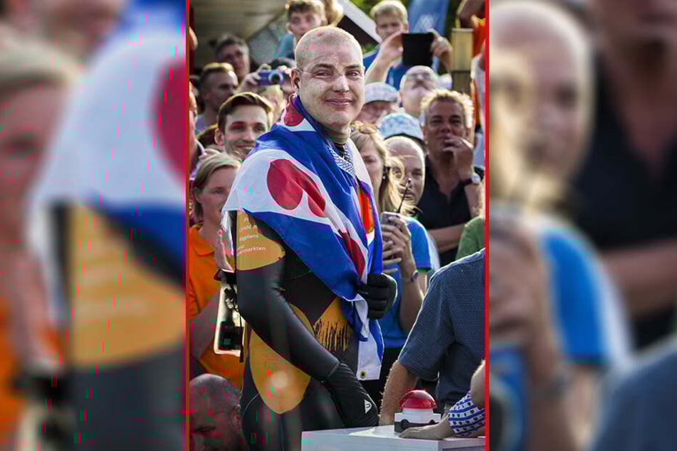 Maarten van der Weijden (38) wird von Zuschauern in Leeeuwarden empfangen.