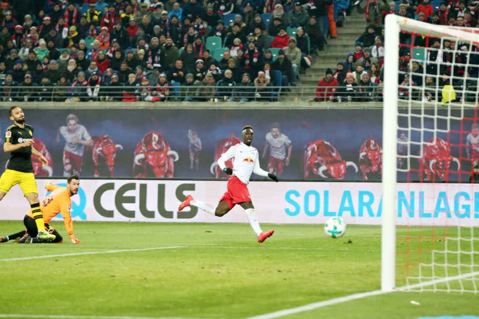 Nach zwei Dortmunder Abseitstoren erzielte Jean-Kevin Augustin (r.) die Führung für RB in der 29. Minute. Torhüter Roman Bürki und Verteidiger Ömer Toprak schauen nur hinterher.