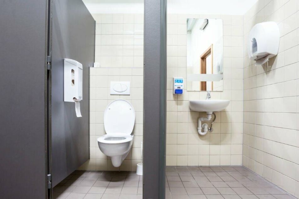 Auf der Schultoilette in Grevesmühlen wurde ein gefesseltes Mädchen gefunden. (Symbolbild)