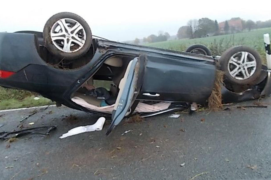 Der Honda einer 39-Jährigen ist nach einem Unfall nur noch Schrott wert.