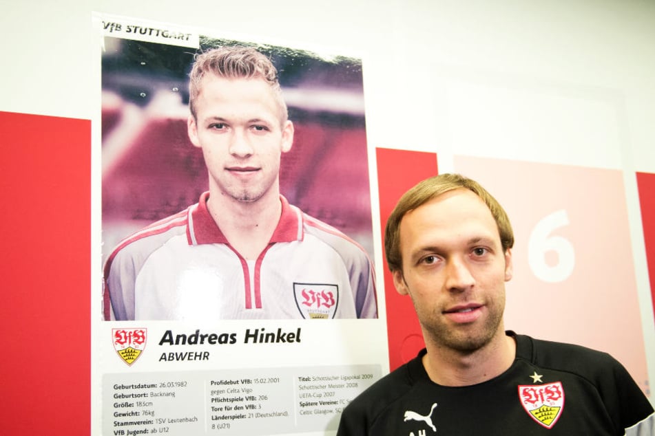 Andreas HInkel vor einem ehemaligen Spielerfoto von sich. (Archiv)
