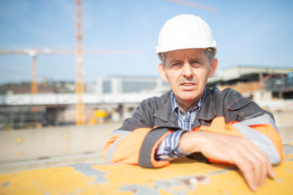 Peter Maile, Diakon und Betriebsseelsorger, steht aus der S-21-Baustelle.