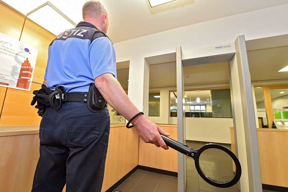 Wer ins Fachgerichtszentrum will, muss an der Sicherheitsschleuse erst am Justizbeamten samt Metalldetektor vorbei.