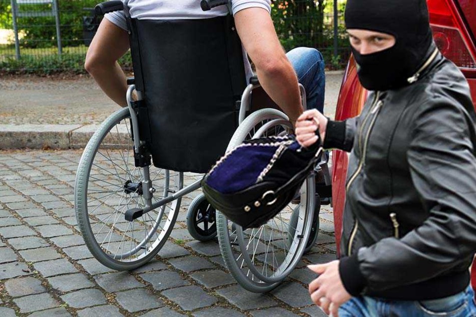 Ein Dieb versuchte am Montagmorgen einem Rollstuhlfahrer die Tasche von seinem Armstumpf zu reißen.