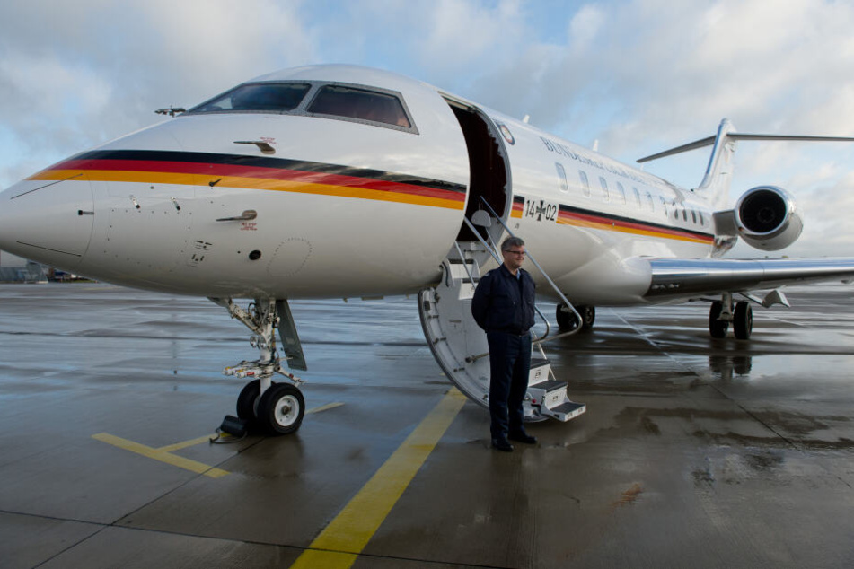 Ein Pilot der Flugbereitschaft neben einer Global 5000 der Bundesregierung.