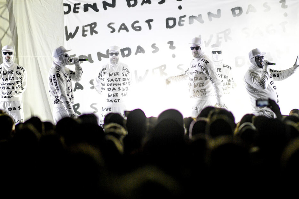 Die Band "Deichkind" spielt beim Reeperbahn-Festival auf einer Bühne vor dem Millerntorstadion.