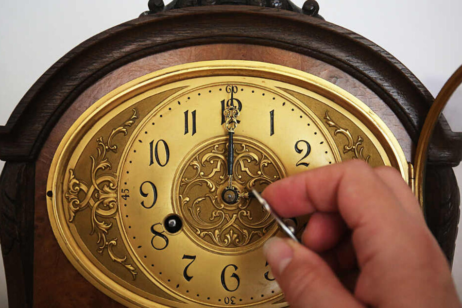 Über 5000 Uhren muss Roy West am Sonntag wieder zurückstellen. (Symbolbild)