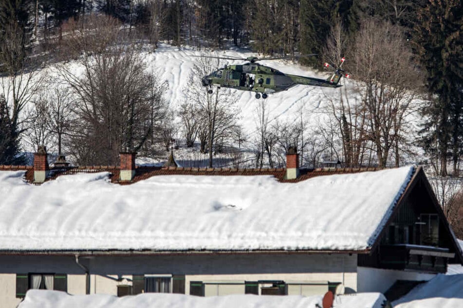 Ein Hubschrauber über Raiten: Die Gefahrenlage wurde neu bewertet, die Bewohner können in ihre Häuser zurück.