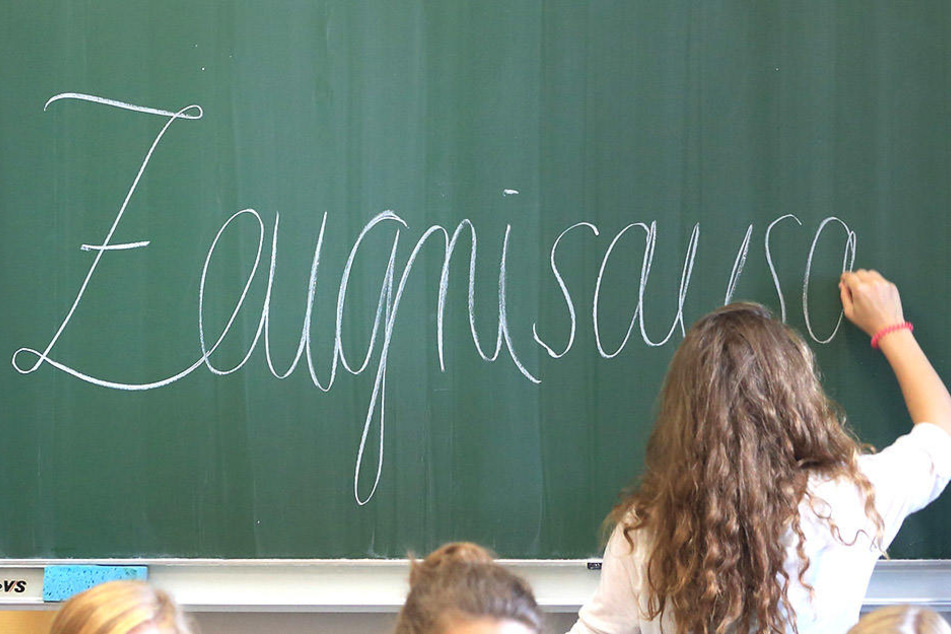 Zeugnisausgabe stand am letzten Schultag in vielen Schulen auf der Tagesordnung.