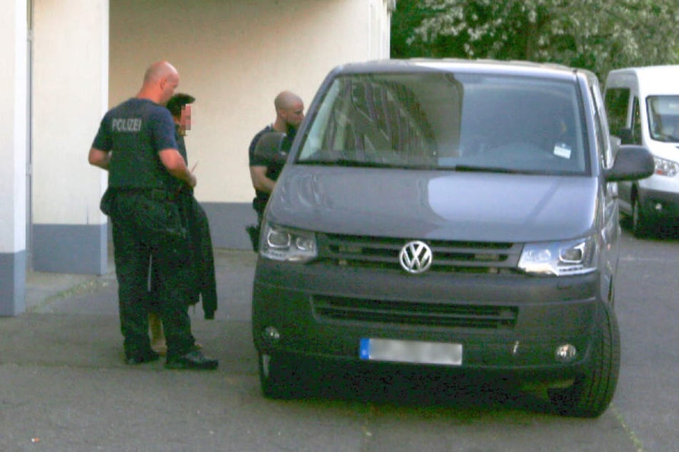 Die Polizei vollstreckte bei der Razzia drei Haftbefehle.