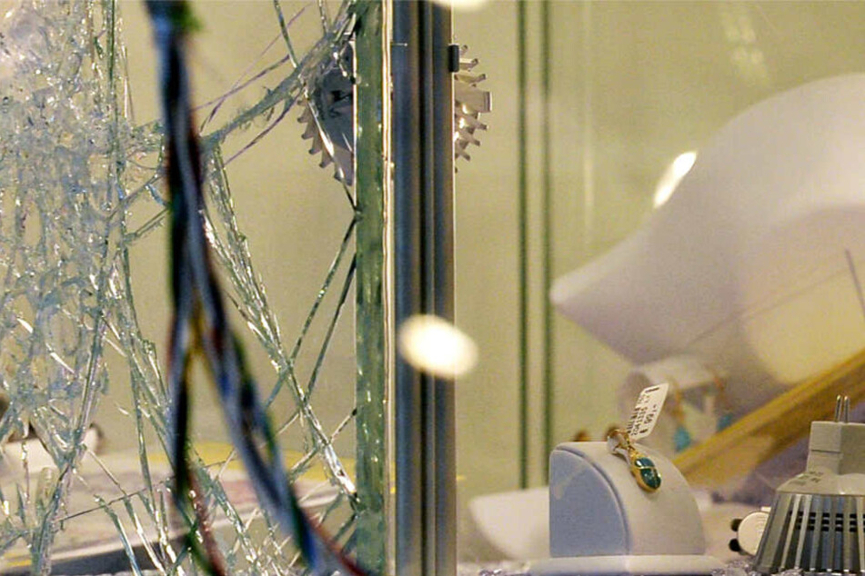 In beiden Fällen wurden die Fenster eingeschlagen und der ausgestellte Schmuck gestohlen (Symbolbild).