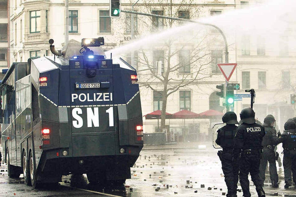Leipzig im Dezember 2015: Ein Wasserwerfer
ist auf Demonstranten gerichtet,
die gegen „Die Rechte“ demonstrieren.